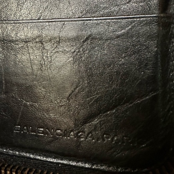 Beautiful Designer Wallet !! Soft as BUTTER!! - Picture 4 of 7